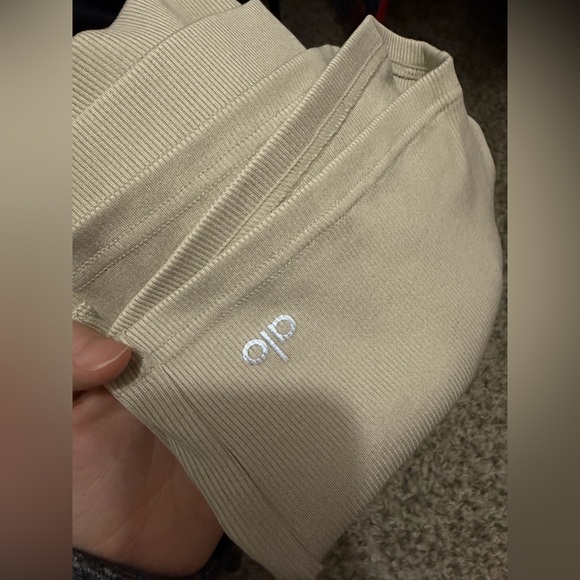 NWT ALO Yoga accolade crew sweatshirt medium seashell blue ✨ new + ribbed shorts - Picture 7 of 10